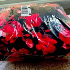 Victoria Secret sherpa Rose throw